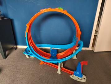 Hot wheels wervelende looping beschikbaar voor biedingen