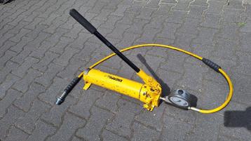 ENERPAC P80 hydraulische handpomp van staal. beschikbaar voor biedingen
