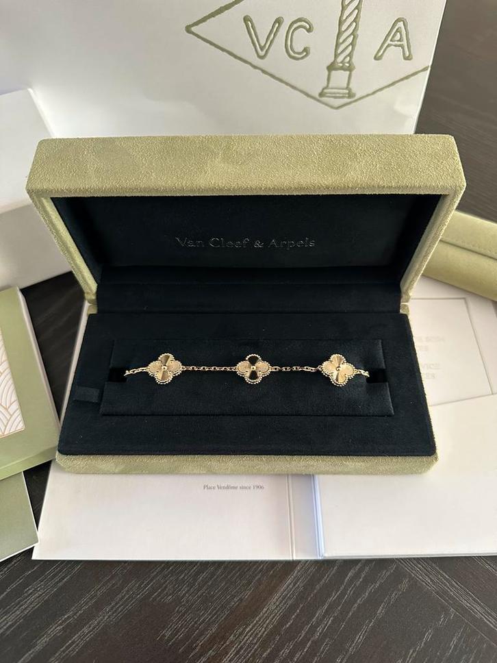 Van Cleef Alhambra Guilloché armband, Sieraden, Tassen en Uiterlijk, Armbanden, Nieuw, Goud, Goud, Ophalen of Verzenden
