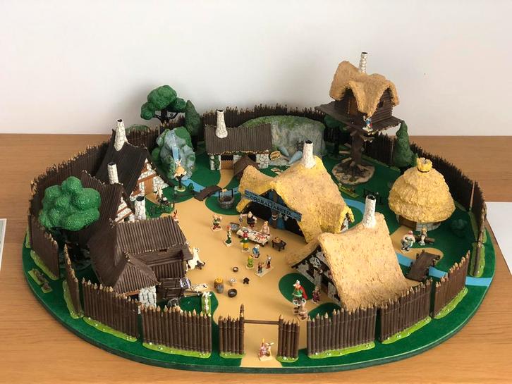 Village Asterix Pixi - luxe doos gesigneerd door Uderzo, Verzamelen, Stripfiguren, Zo goed als nieuw, Beeldje of Figuurtje, Asterix en Obelix