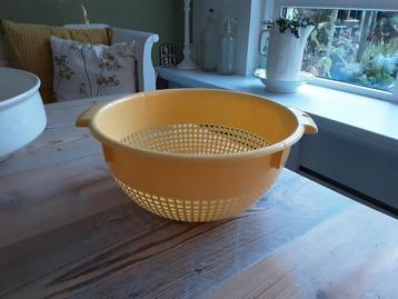 Leuk oud retro geel vergiet.  beschikbaar voor biedingen