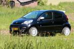 Peugeot 107 1.0 12V 5DR 2013 Zwart, Auto's, Voorwielaandrijving, Euro 5, Stof, 4 stoelen
