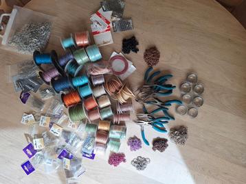 Van alles om sieraden te maken beschikbaar voor biedingen