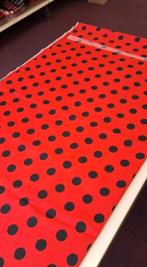 Stof, rood met zwarte stippen 5,2 meter, Hobby en Vrije tijd, Stoffen en Lappen, Ophalen, 120 cm of meer, Polyester, Rood