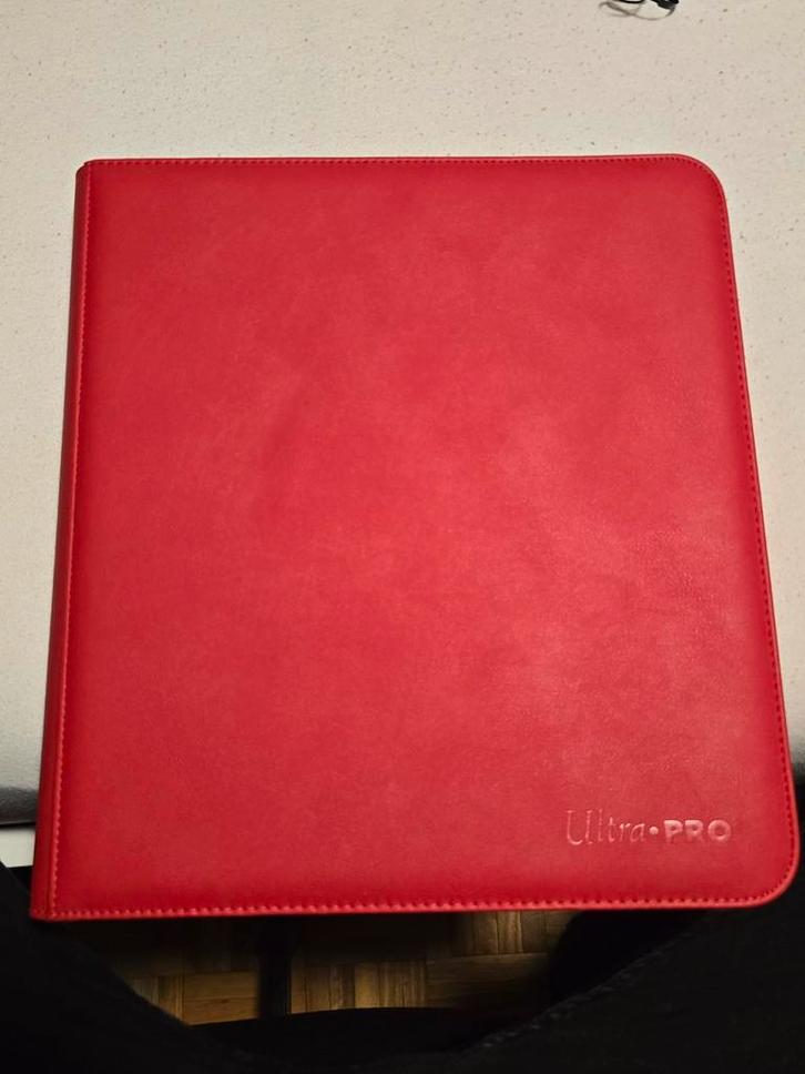 Ultra Pro Binder met Destined Rivals Base Set Pokémon, Hobby en Vrije tijd, Verzamelkaartspellen | Pokémon, Gebruikt, Meerdere kaarten