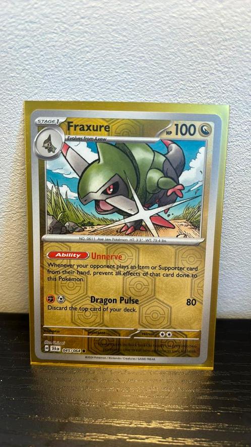Fraxure 045/064 reverse holo Shrouded Fable pokemon kaart, Hobby en Vrije tijd, Verzamelkaartspellen | Pokémon, Nieuw, Boosterbox
