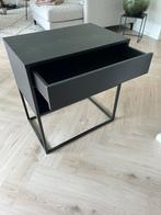 Nachtkastje IKEA matzwart vikhammer, Ophalen, 55 tot 70 cm, Zo goed als nieuw, 45 tot 65 cm