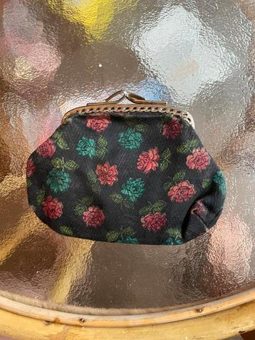 Vintage portemonneetje met zilvere knip beschikbaar voor biedingen