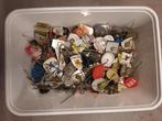 Bakje met ruim 250 stuks vintage speldjes, Ophalen of Verzenden, Gebruikt, Overige onderwerpen, Speldje of Pin