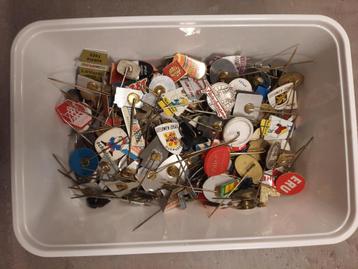 Bakje met ruim 250 stuks vintage speldjes beschikbaar voor biedingen