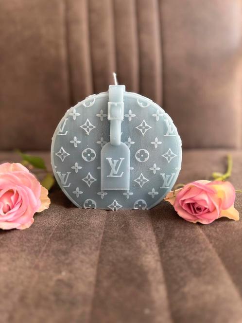 Luxe LV kaars., Huis en Inrichting, Woonaccessoires | Kandelaars en Kaarsen, Nieuw, Kaars, Minder dan 25 cm, Overige materialen
