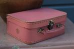 Brocante roze koffertje - Mentha Brocante, Verzamelen, Poppen, Gebruikt, Ophalen of Verzenden, Accessoires