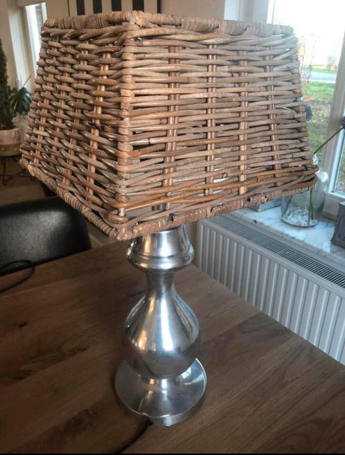 Schemerlamp met rieten kap, Huis en Inrichting, Lampen | Tafellampen, Gebruikt, Minder dan 50 cm, Hout, Metaal, Overige materialen