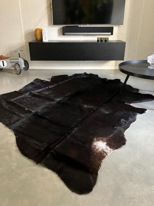 Koeienhuid vloerkleed - Zwartbruin, Huis en Inrichting, Stoffering | Tapijten en Kleden, Zo goed als nieuw, 200 cm of meer, 200 cm of meer