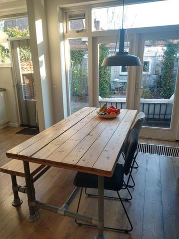 Tafel met steigerbuizen en grenen tafelblad beschikbaar voor biedingen