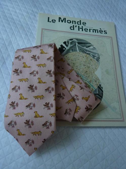 Hermes zijden stropdas 7764 FA, Lafontaine Vos & Raaf, roze, Kleding | Heren, Stropdassen, Zo goed als nieuw, Met patroon, Roze