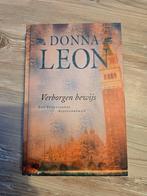 Donna Leon - Verborgen bewijs, Donna Leon, Ophalen of Verzenden, Zo goed als nieuw, Nederland