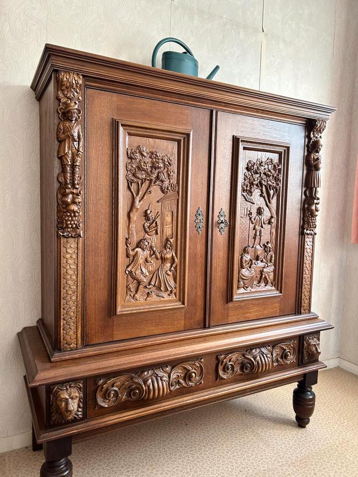 Antieke eikenhouten kast met houtsnijwerk, Antiek en Kunst, Antiek | Meubels | Kasten, Ophalen