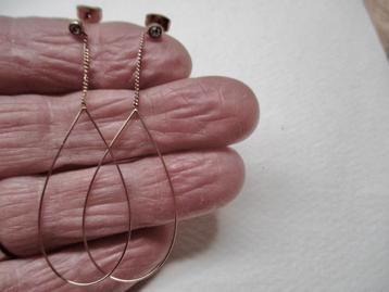 Goudkleurige hang oorbellen lichtgewicht open ovaal model  beschikbaar voor biedingen