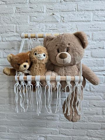 Knuffelhanger met Macramé beschikbaar voor biedingen