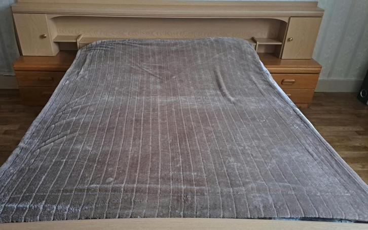 Twee persoons bed, Huis en Inrichting, Slaapkamer | Bedden, Gebruikt, Tweepersoons, 160 cm, 220 cm, Hout, Ophalen