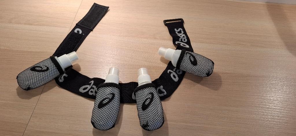 Asics band met 4 flesjes, Sport en Fitness, Loopsport en Atletiek, Overige typen, Ophalen of Verzenden, Zo goed als nieuw, Hardlopen