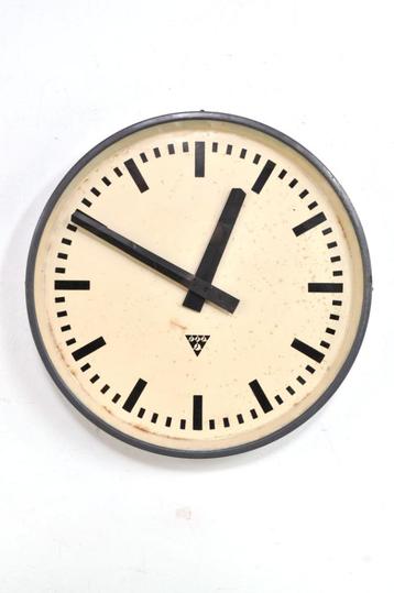 Vintage Pragotron industriële wandklok klok 44 cm jaren 60 beschikbaar voor biedingen
