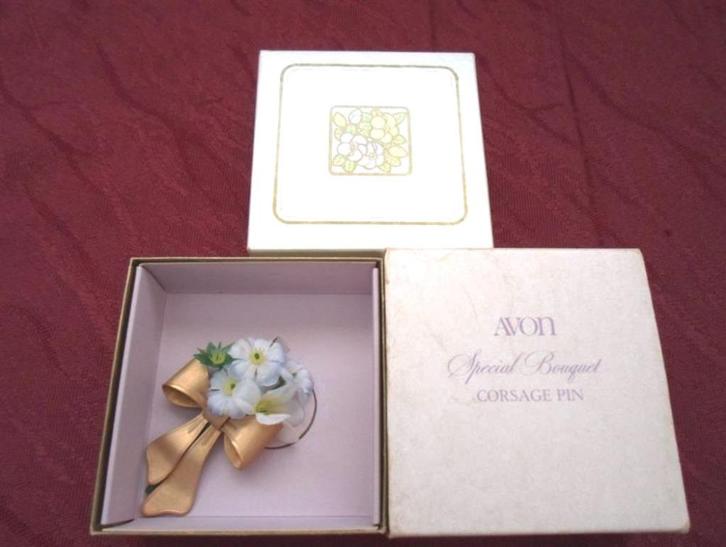 Avon corsage broche in originele doos. Made in de U.S, Sieraden, Tassen en Uiterlijk, Broches, Nieuw, Goud, Ophalen of Verzenden