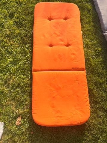 1 oranje tuinstoelkussen beschikbaar voor biedingen