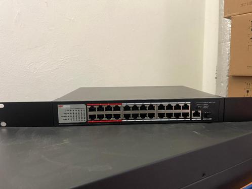 Hikvision 24-poorts PoE switch HWS-0326P-225, Computers en Software, Netwerk switches, Zo goed als nieuw, Ophalen