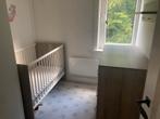 Modern babybed met commode met 3 lades en passende plank, Kinderen en Baby's, Kinderkamer | Commodes en Kasten, Ophalen, Gebruikt