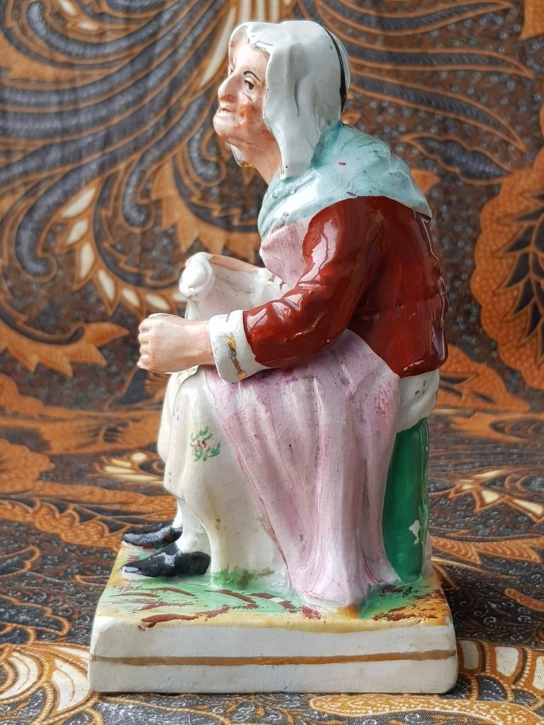 Antiek Engels Staffordshire beeldje van oude vrouw uit 1880., Antiek en Kunst, Ophalen of Verzenden