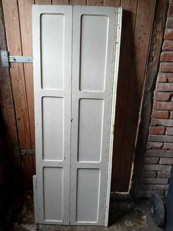 Oude doorleefde gescharnierde luiken (brocante) beschikbaar voor biedingen