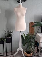Torso/ paspop dames, op witte houten standaard/ poot, Hobby en Vrije tijd, Naaien en Fournituren, Ophalen, Gebruikt, Paspop