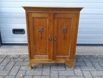 Antiek kastje, voor bijvoorbeeld in de hal. beschikbaar voor biedingen