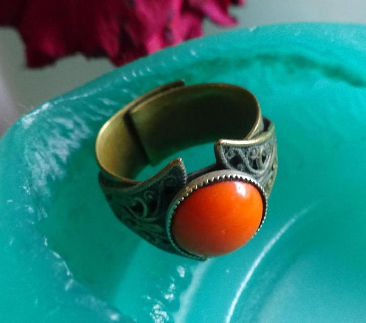Tunesische of Tibettaanse samengestelde ring met bloedkoraal, Sieraden, Tassen en Uiterlijk, Antieke sieraden, Ring, Koper, Met edelsteen