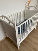 Manou/rotan wit kinderbedje met webbing. Vintage. 60x120, Kinderen en Baby's, Babywiegjes en Ledikanten, Ophalen, Gebruikt, Ledikant