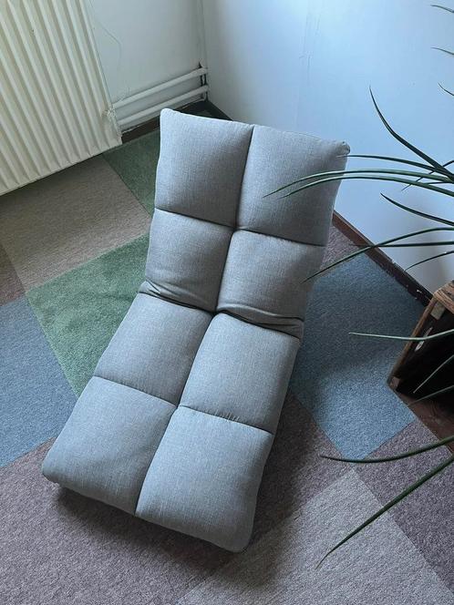 Lage relaxstoel – lichtgrijs, verstelbaar en als nieuw, Huis en Inrichting, Banken | Sofa's en Chaises Longues, Zo goed als nieuw
