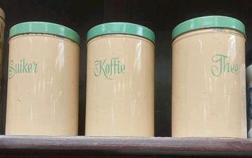 Drie oude blikken voor koffie, suiker en thee. beschikbaar voor biedingen