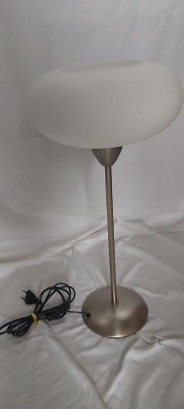 Tafellamp mat glas doorsnee 26 cm hoogte kap 12 cm beschikbaar voor biedingen