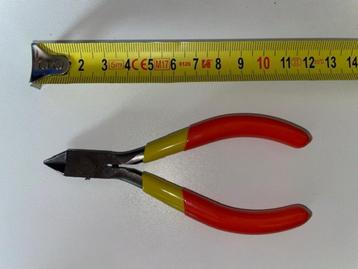 Kniptang beschikbaar voor biedingen