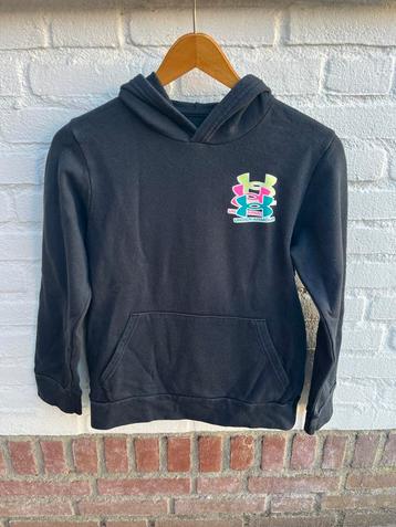 Under Armour merk hoodie – maat 140 – met backprint beschikbaar voor biedingen