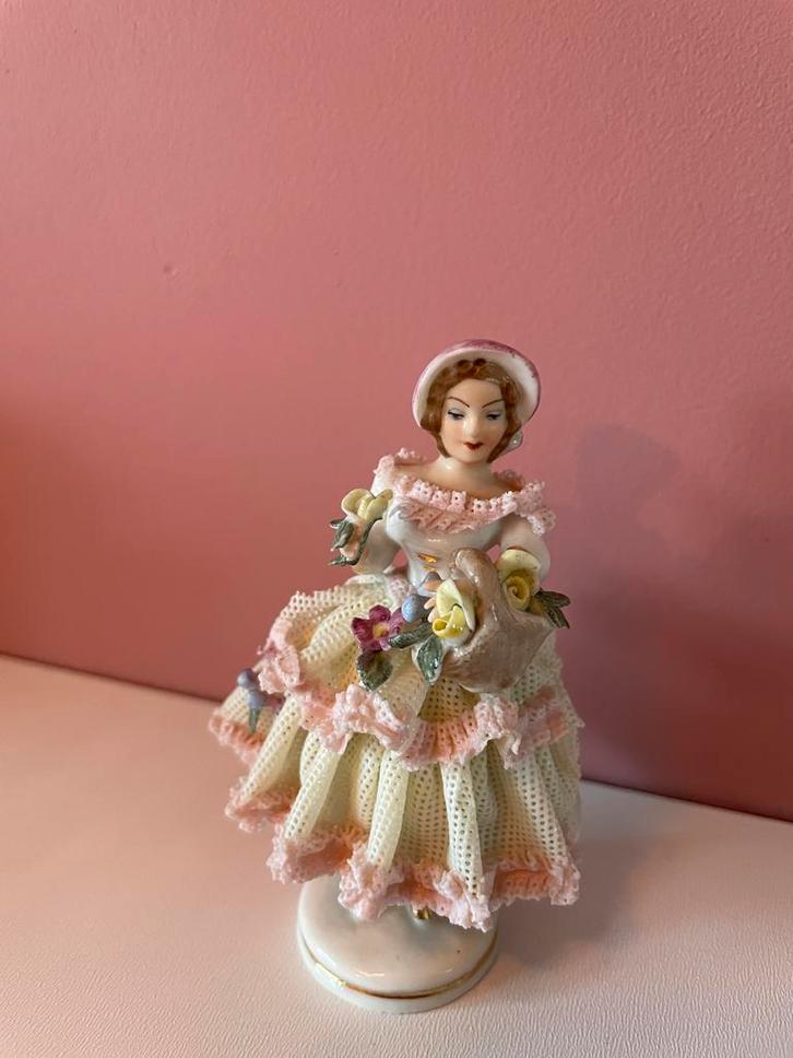 Dresden lace porseleinen figurine, Antiek en Kunst, Antiek | Porselein, Ophalen