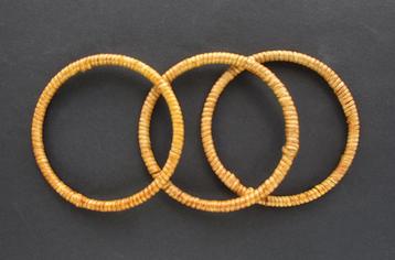 Armbanden NIEUW Drie stuks Smal Gelakt pitriet Samen € 3.50 beschikbaar voor biedingen