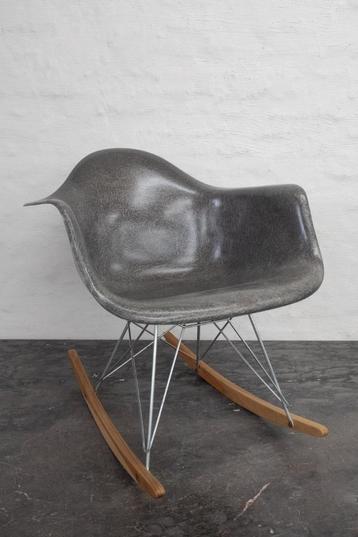 Fibreglass Eames rocking chair Herman Miller, 1968 beschikbaar voor biedingen