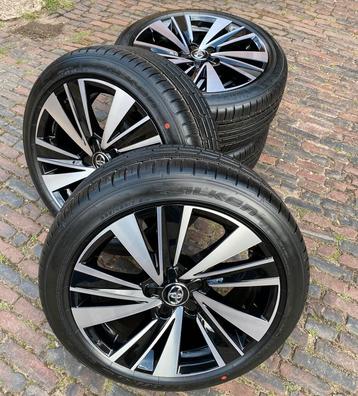 NIEUWE Toyota Corolla 2025 velgen + tpms + NIEUWE banden beschikbaar voor biedingen