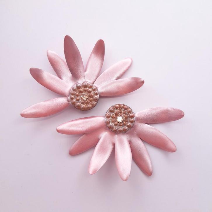 Grote bloemoorbellen, Sieraden, Tassen en Uiterlijk, Oorbellen, Nieuw, Knopjes of Stekers, Overige materialen, Roze, Ophalen