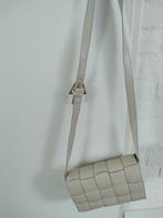 Gevlochten crémekleurige crossbody/schoudertas, Ophalen of Verzenden, Zo goed als nieuw, Overige kleuren, Overige typen