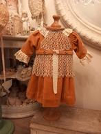 antiek fluwelen poppenjurkje met veel kant, Verzamelen, Poppen, Ophalen of Verzenden, Zo goed als nieuw, Kleertjes