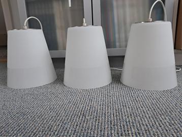 drie hanglampen  beschikbaar voor biedingen